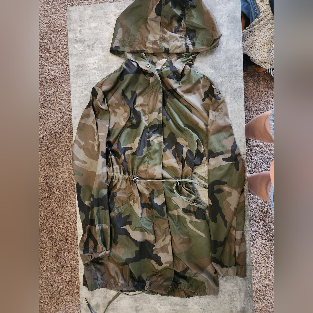 ATHLETIC COLLECTION WIND BREAKER OR RAIN JACKET